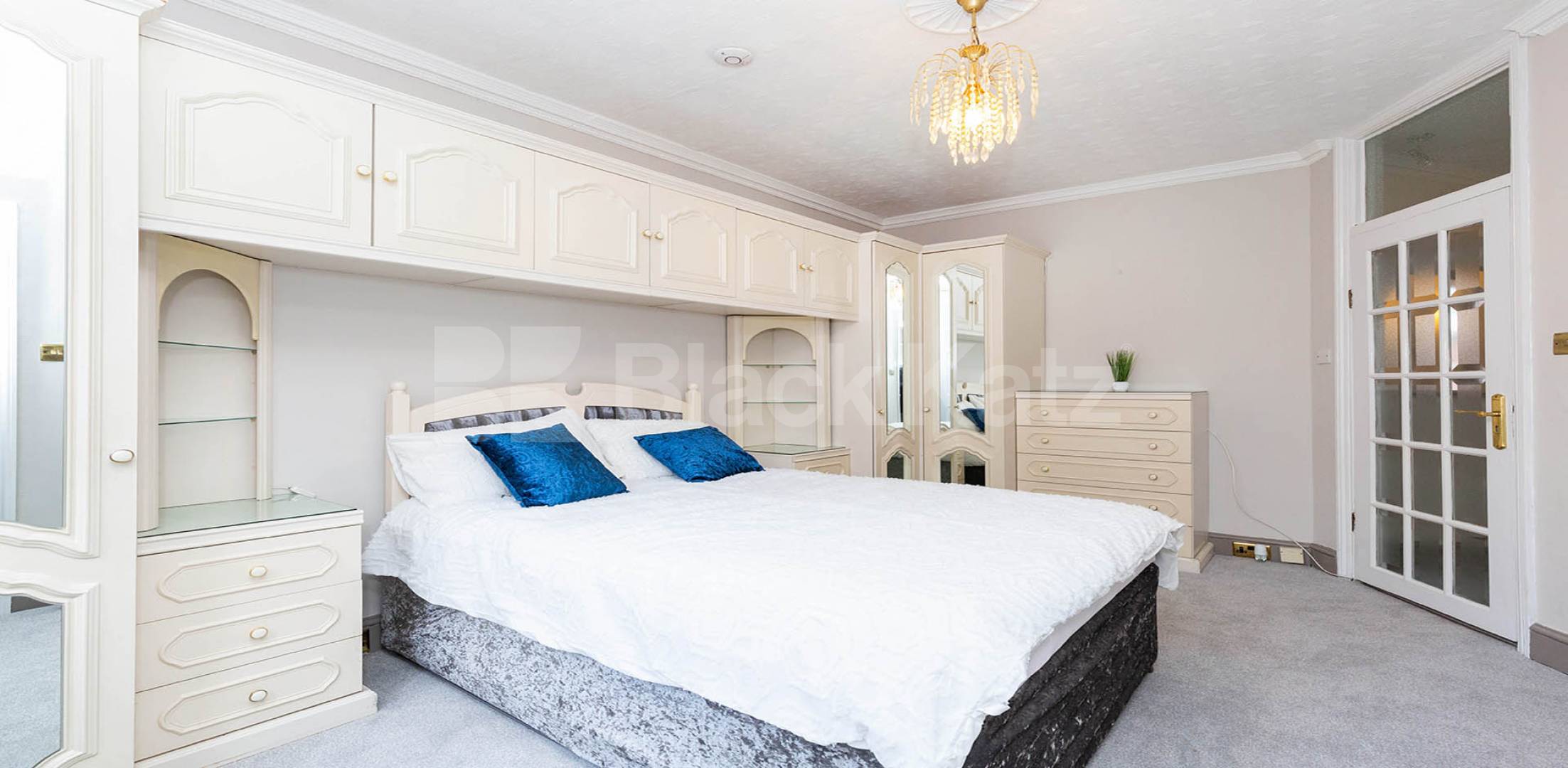 			LOCATION LOCATION LOCATION!, 1 Bedroom, 1 bath, 1 reception Flat			 Sandwich street, Rusell Square